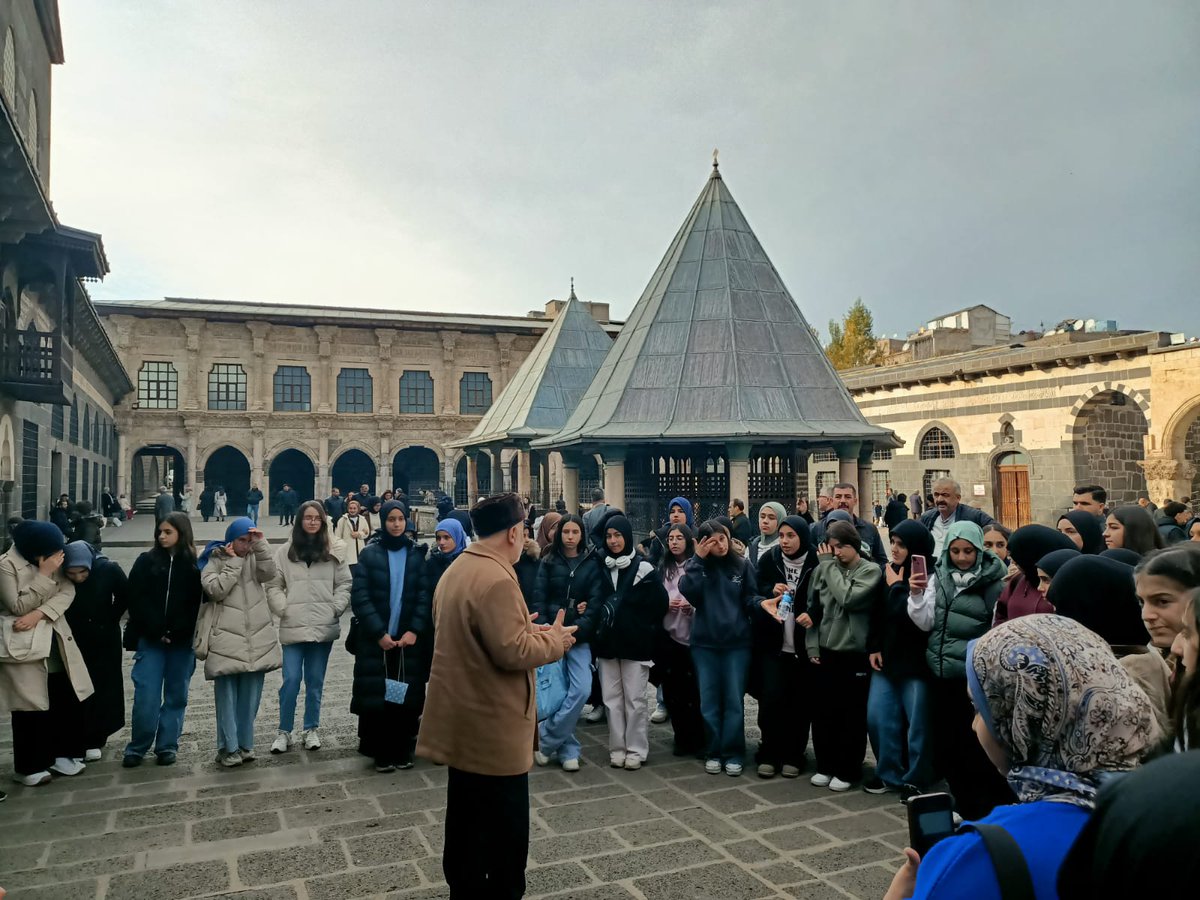 Hedef LGS ve Etüt Diyarbakır Projeleri Kapsamında Sınav Öğrencilerimize Yönelik Motivasyon Gezisi Düzenledik. Öğrencilerimiz Tarihî ve Turistik Yerleri Gezerek Mutlu olup Stres Attılar.  Programda Düzenlenmesinde Emeği Herkese Teşekkür Ediyoruz.

<a href="/kayapinarmem/">Kayapınar İlçe Millî Eğitim Müdürlüğü</a> 
<a href="/Diyarbakirmem/">Diyarbakır İl Millî Eğitim Müdürlüğü</a>