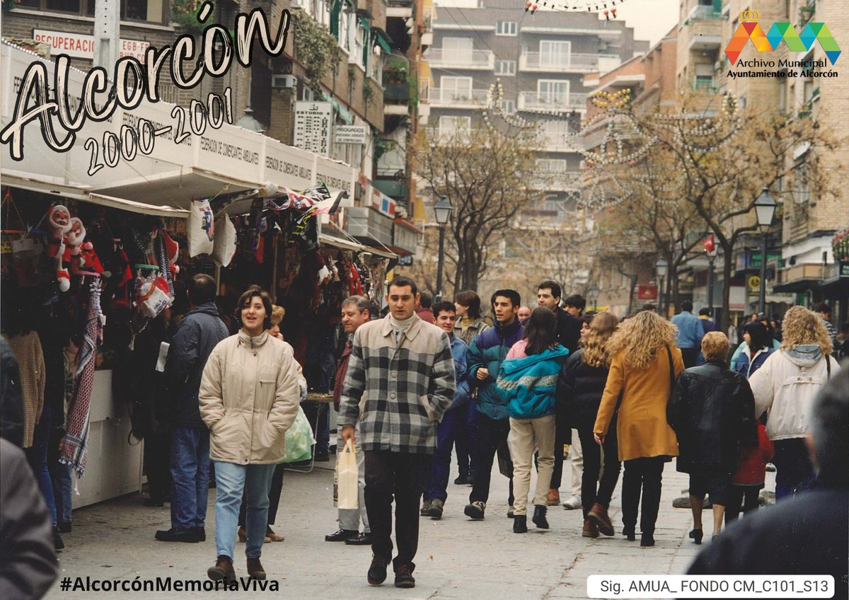 En las Navidades de 2000-2001, el <a href="/AytoAlcorcon/">Ayuntamiento de Alcorcón</a> montó un Mercadillo Navideño en la calle Mayor, donde se podían hacer las compras de última hora, adquirir productos navideños y, todo ello, en comercios de proximidad. 🛍️🎁🎄
#Navidades2025
 #AlcorcónMemoriaviva