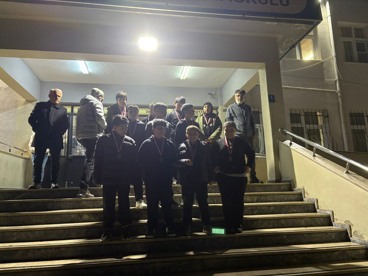 Akıl ve zeka oyunları turnuvasında okulumuzda dereceye giren öğrencileri tebrik eder, ilçedeki yarışmalarda başarılar dileriz.