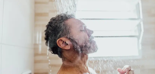 قد يرفع ضغط الدم.. احذر من الاستحمام بالماء البارد 