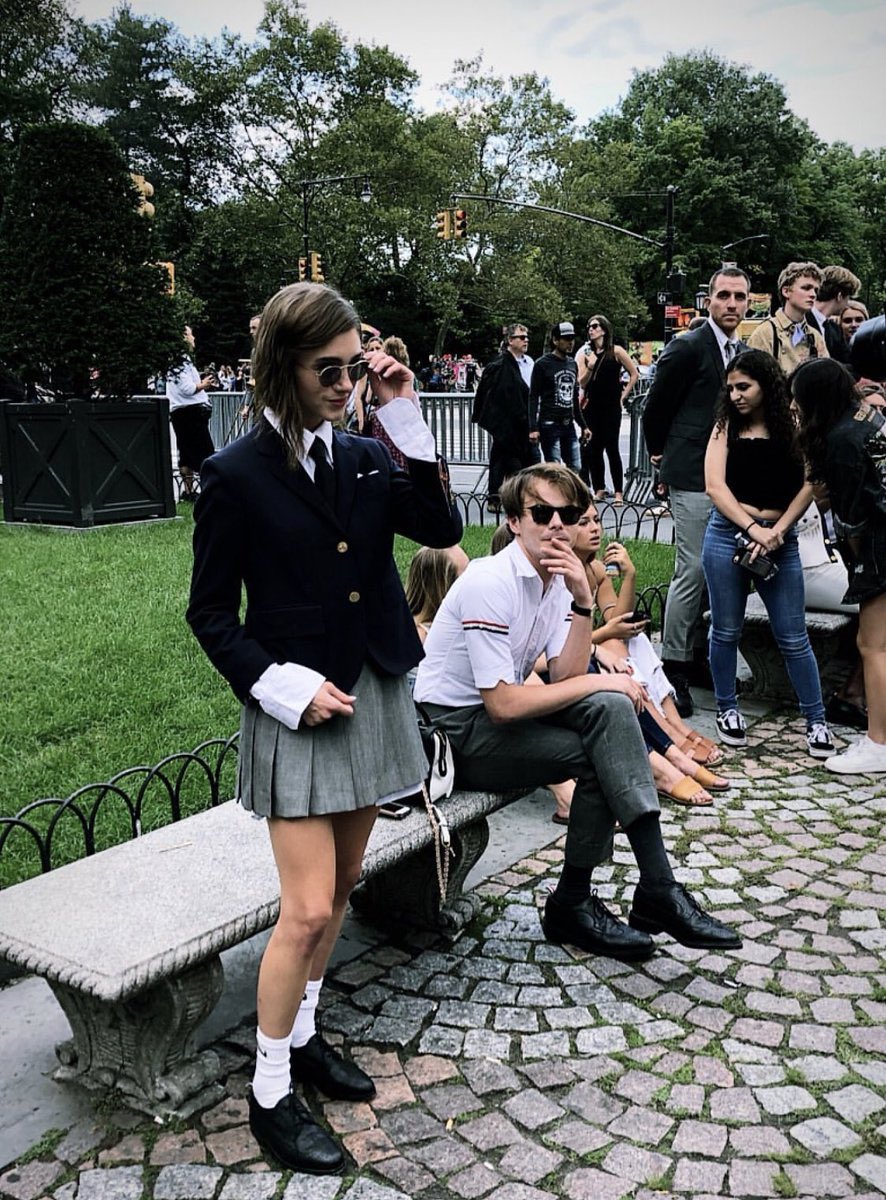 사실 스띵 안봐서 배우들 하나도 모르던 시절에 찰리히튼이랑 나탈리아 톰브라운 패션쇼 짤 보고 안면 텄어가지고 나한테 조낸시 커플의 이미지는 걍 패션피플임 둘이 스타일도 비슷하고 걍 너무 잘어울림