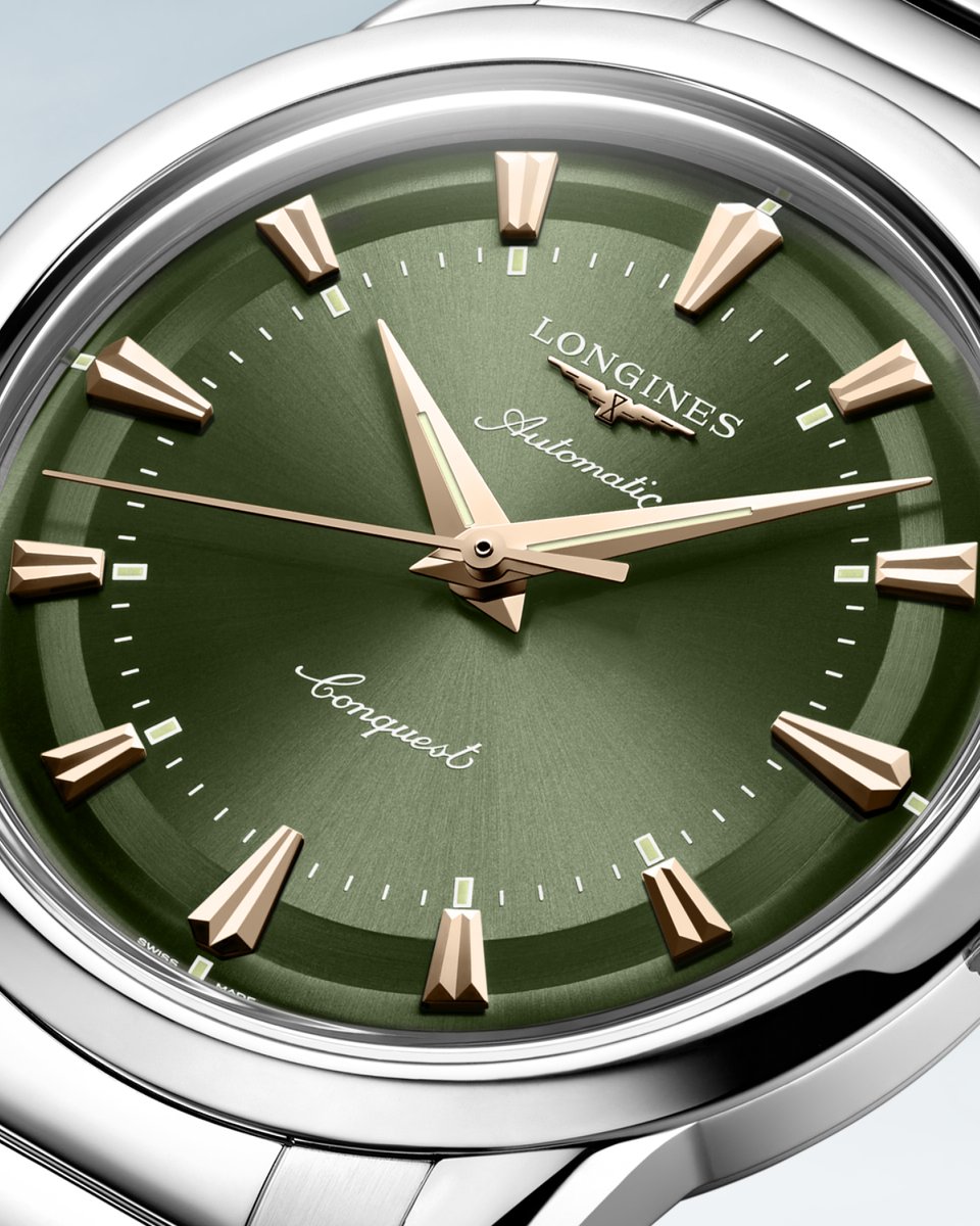 Time to unwrap elegance! The Longines CONQUEST HERITAGE in green sunray dial and rose-gold markers and hands brings a touch of timeless elegance to our festive season.

#AllWatches #Longines #LonginesWatch #LonginesWatches  #LonginesConquest #ConquestHeritage #Christmas