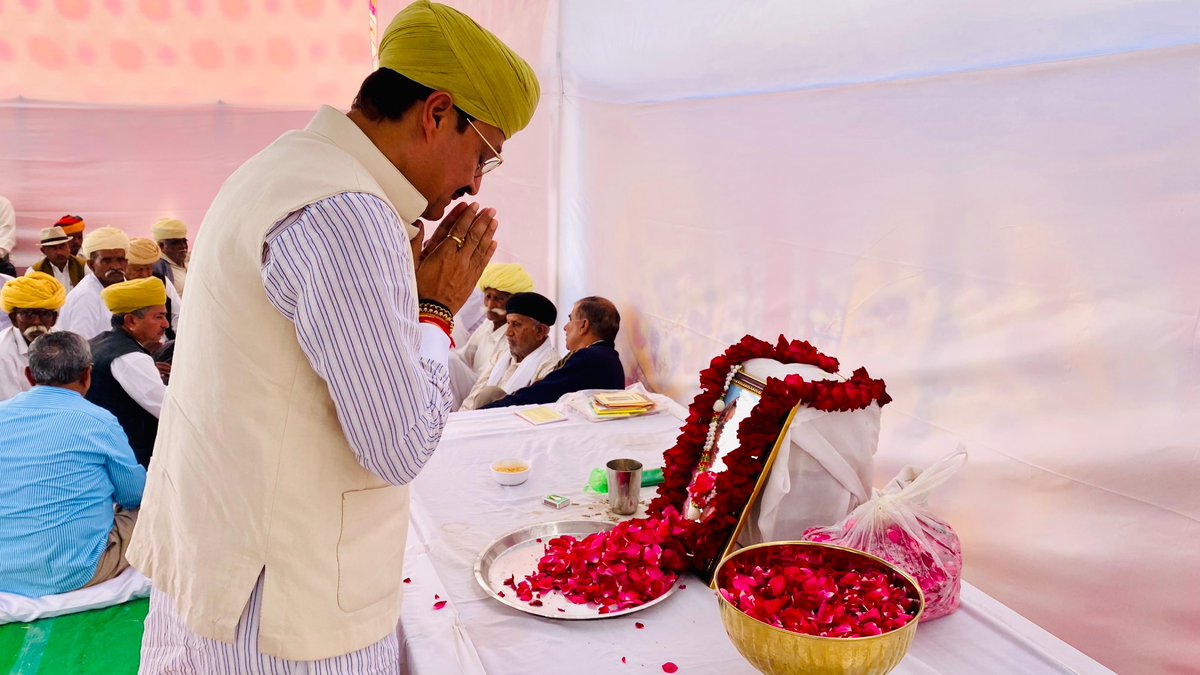 ks_uchiyarda's tweet image. मेरे फुफोसा श्री अमर सिंह चम्पावत, ठिकाना गोलिया के देवलोकगमन के उपरांत आज उचियारड़ा रावला पोल में आयोजित शोक बैठक में सम्मिलित होकर दिवंगत पुण्यात्मा को श्रद्धासुमन अर्पित किए। 

पंचायत समिति सदस्य श्री कानसिंह जी पङिहार की धर्मपत्नी के देवलोकगमन के उपरांत आज उनके ग्राम नान्दड़ा…