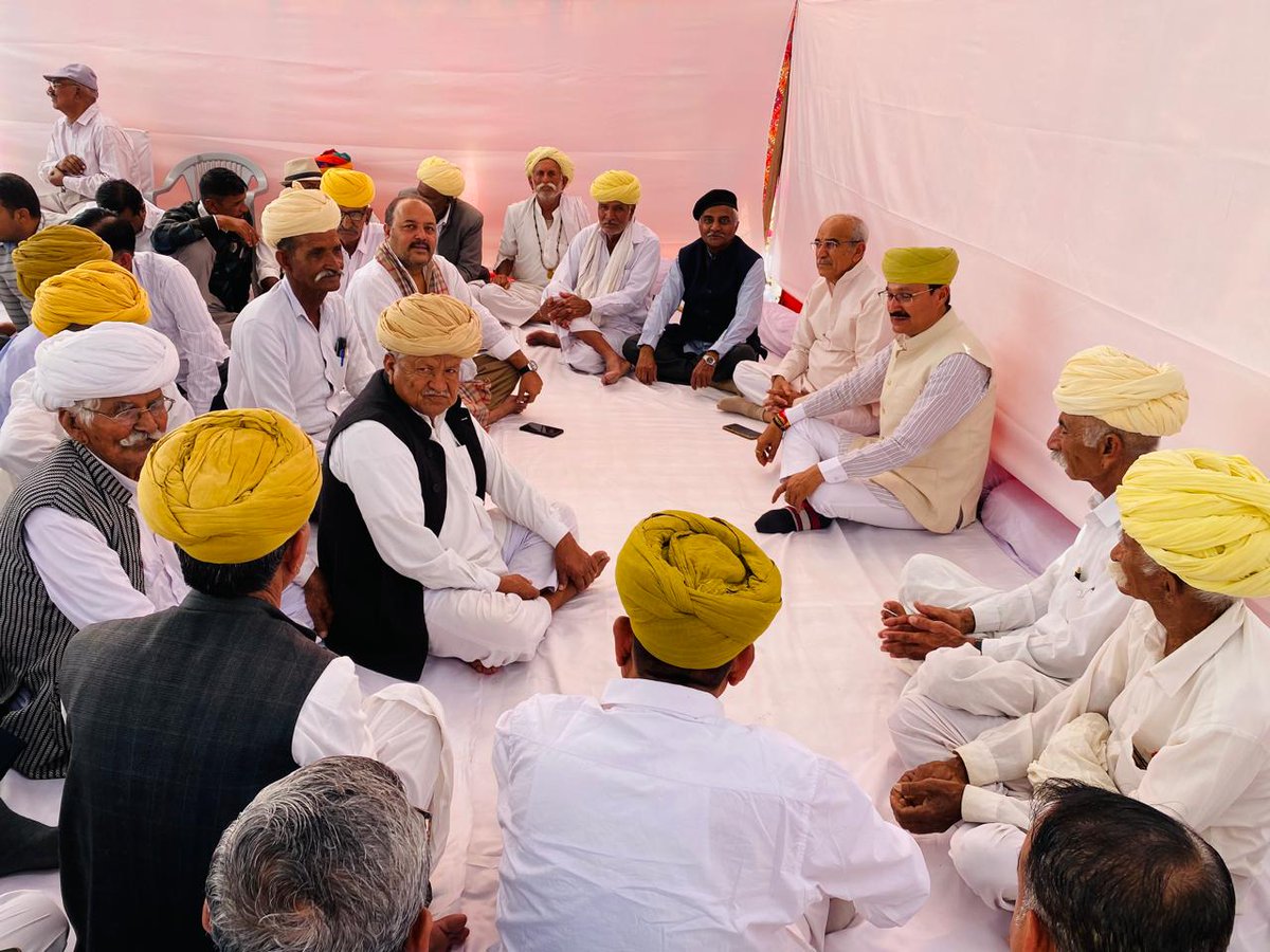 ks_uchiyarda's tweet image. मेरे फुफोसा श्री अमर सिंह चम्पावत, ठिकाना गोलिया के देवलोकगमन के उपरांत आज उचियारड़ा रावला पोल में आयोजित शोक बैठक में सम्मिलित होकर दिवंगत पुण्यात्मा को श्रद्धासुमन अर्पित किए। 

पंचायत समिति सदस्य श्री कानसिंह जी पङिहार की धर्मपत्नी के देवलोकगमन के उपरांत आज उनके ग्राम नान्दड़ा…