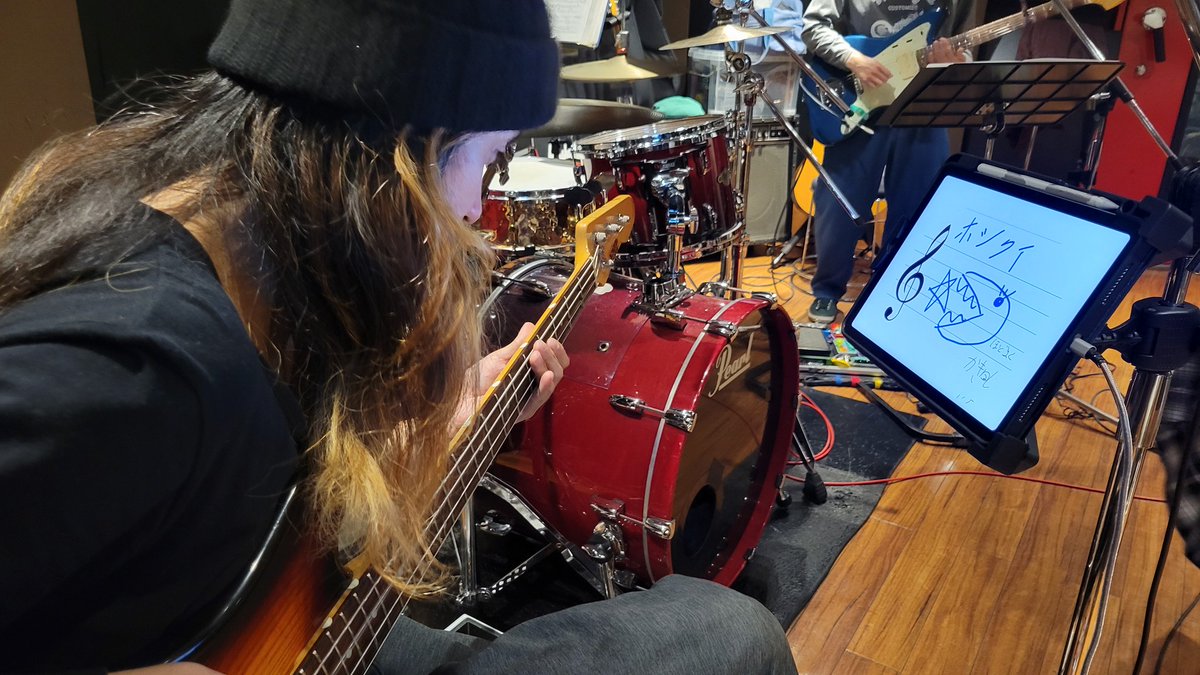 productioncacuu's tweet photo. MUSIQUA25日Rock Sideリハーサルでした。
いつも来てくださる方々でも、もう半分くらいライブで聴いた事ない曲じゃないかな。なかなかエネルギーとエモーションを総動員したリハの日々でした。

そんな中、ふとイマムはどんな譜面を見てるんだろうと覗き込んでびっくりしました。
それでは会場で！ https://t.co/Yfts4UeZDL