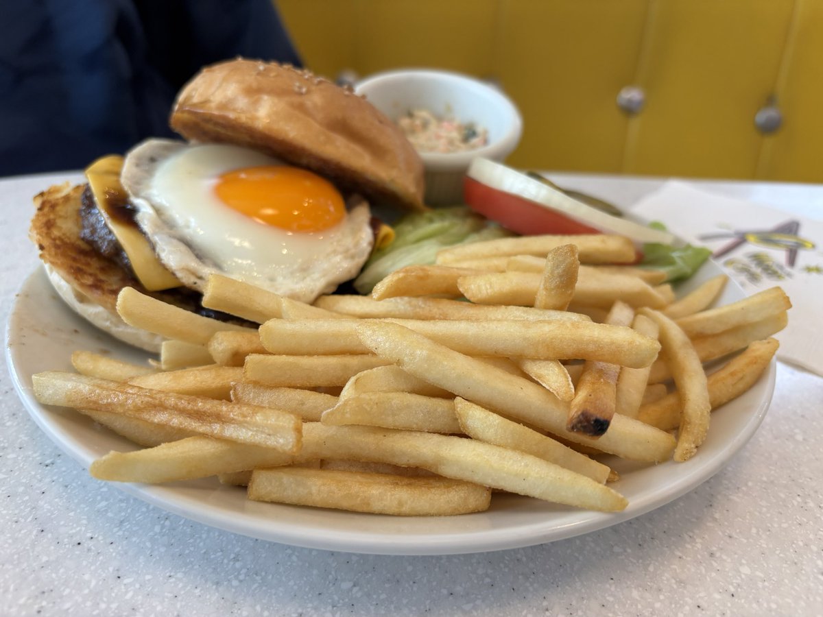 dkoj_r2's tweet photo. 今日は友人と横浜の本牧にあるmoon cafeまで行ってきました!!
雰囲気はアメリカンダイナーといった感じでおしゃれだし、ご飯も美味しかった!
しかしバイクの写真撮り忘れてる。。。笑
#mooncafe
#ロイヤルエンフィールド
#クラシック350
#バイクに乗りたい
#バイク好きな人と繋がりたい https://t.co/1gE6sbV0uq