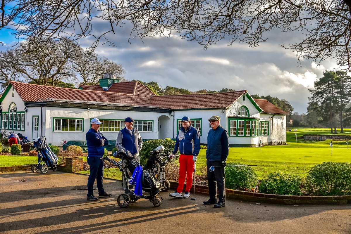 GCMA London &amp; Home counties Christmas meeting.
With so many entries, it was spread over two courses Woking &amp; Worplesdon, the presentation held at Woking. Various chip ins and long putts ensued, and my partner Geoff Marchesi and I managed to take home the trophy - Horrah! 🏆 ⛳️