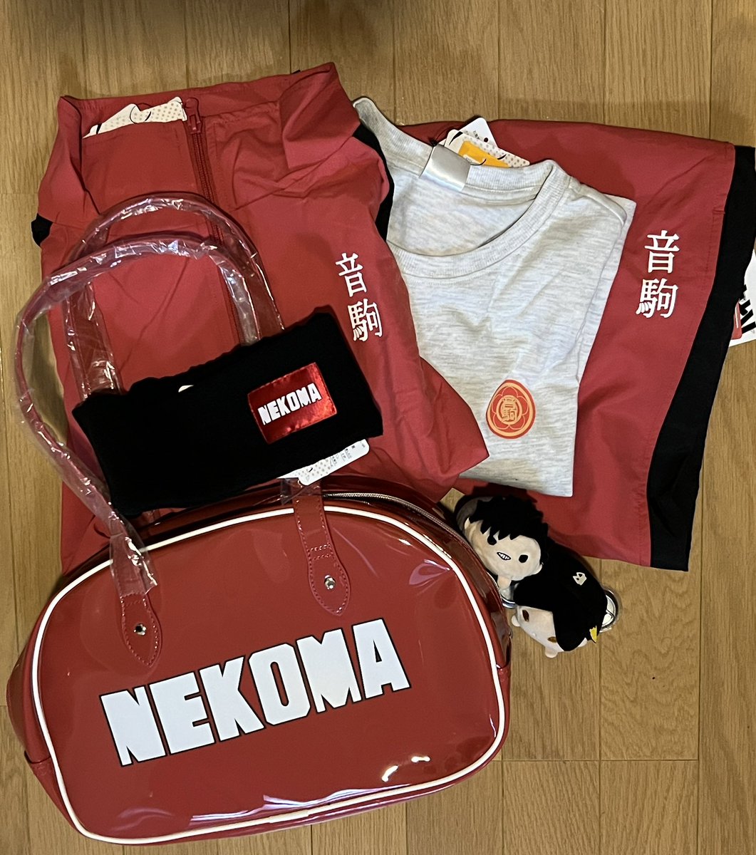 sshnait's tweet image. ハッピーバッグ届いた♥️
バッグは思ったより大きい‼️
ジャージはシャカシャカしたやつ
Tシャツの丈が～ジャージは短いのが可愛いと思ったけど、Tシャツも短めでした🤣お腹出そう🤭