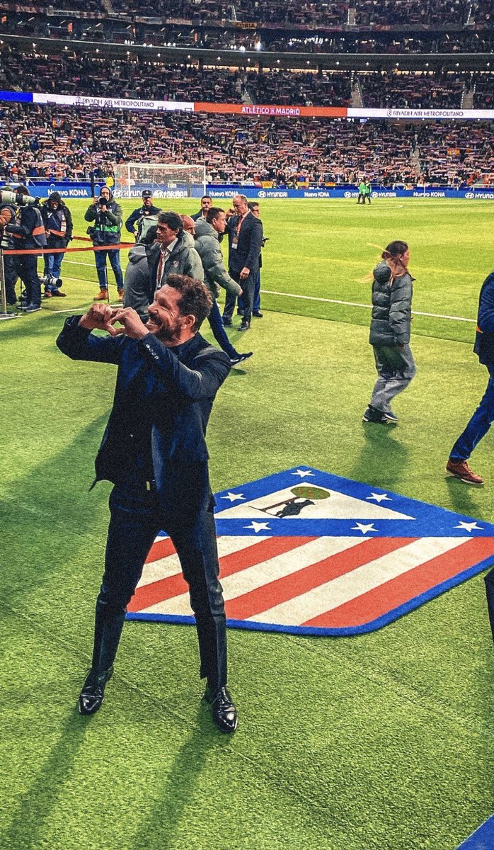 Seguimos siendo los niños de una generación que se estiró toda su vida para poder agarrarte. Y no te soltamos. Por 14 años más. ❤️🤍