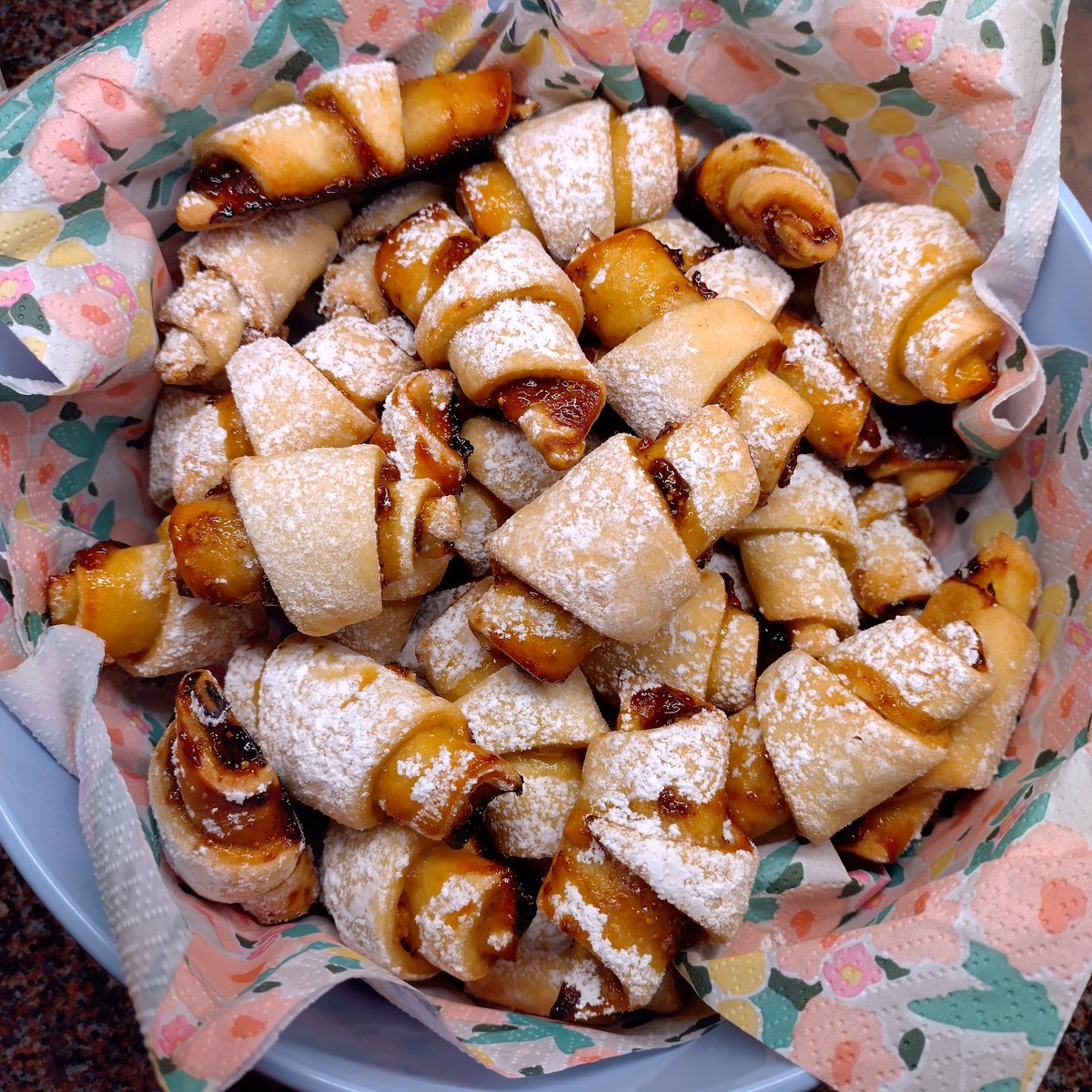 AnulasKitchen's tweet image. So yesterday was a productive day: Christmas cake &amp;amp; few batches of 2 completely different cookies baked! 🍪 My family's Christmas cookies &amp;amp; rugelach cookies (which I always make according to @IsaChandra recipe👌🏻). Now, I'm ready for Christmas⛄🎄🤗  #vegan #plantbased #Christmas