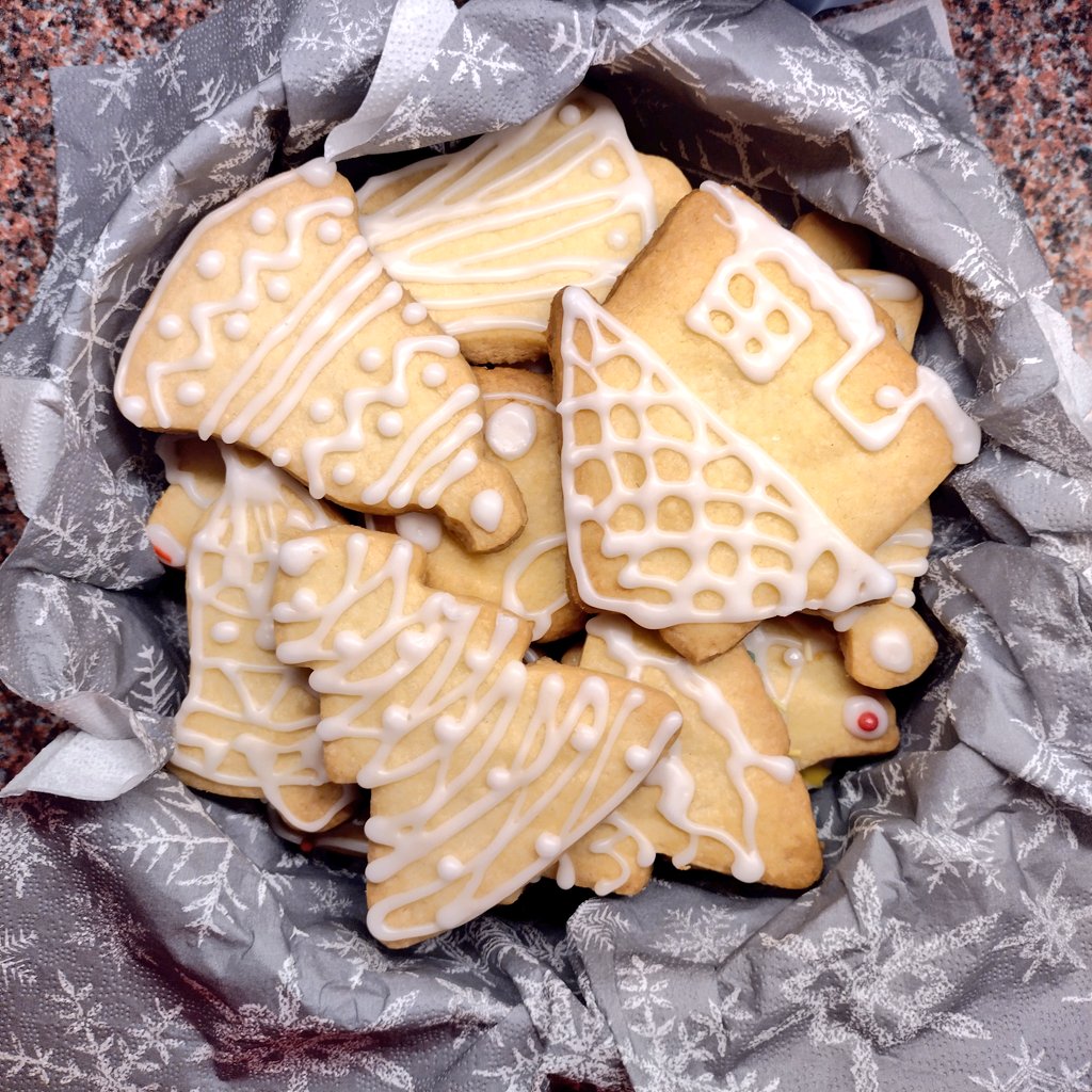 AnulasKitchen's tweet image. So yesterday was a productive day: Christmas cake &amp;amp; few batches of 2 completely different cookies baked! 🍪 My family's Christmas cookies &amp;amp; rugelach cookies (which I always make according to @IsaChandra recipe👌🏻). Now, I'm ready for Christmas⛄🎄🤗  #vegan #plantbased #Christmas