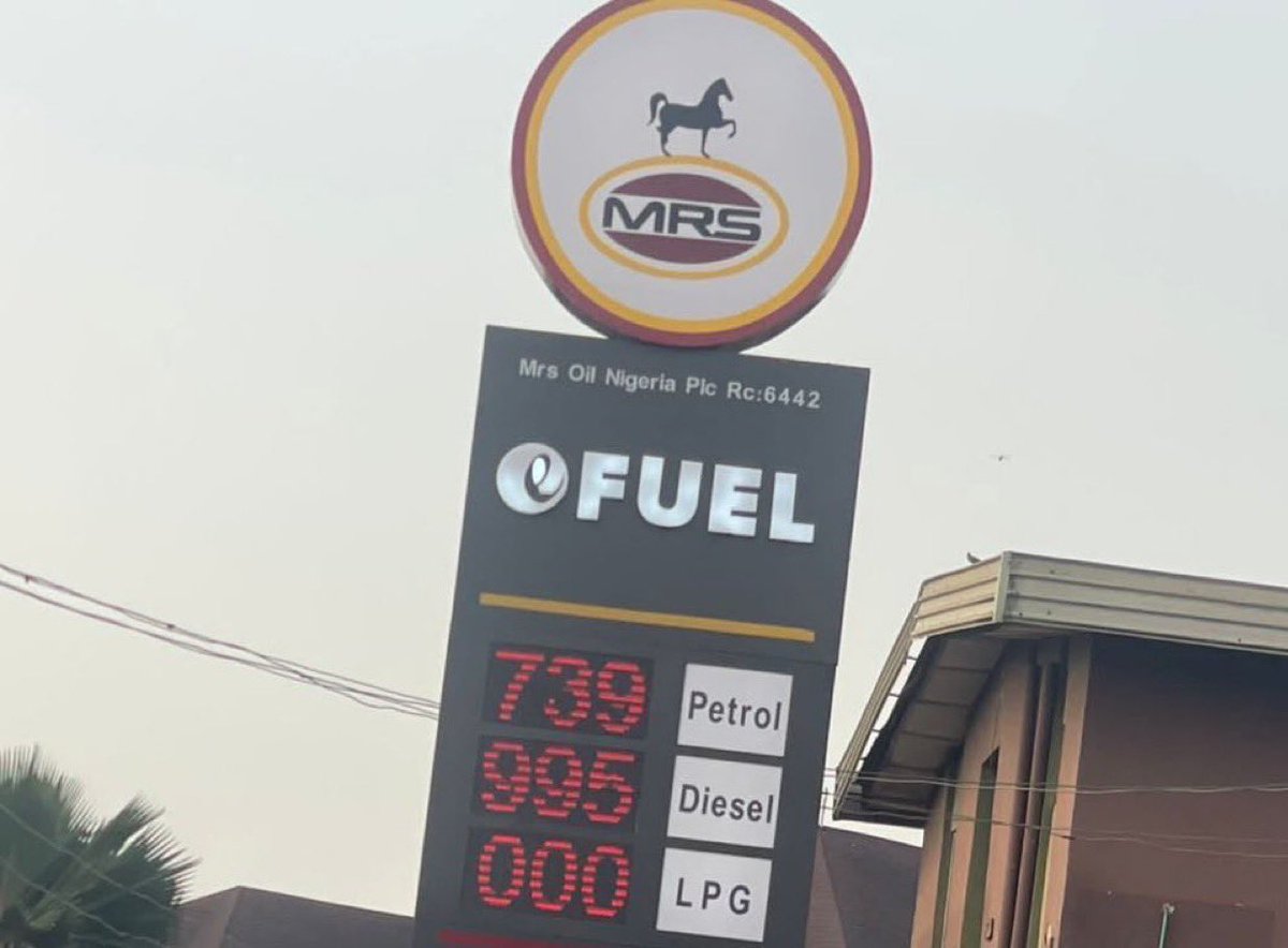 DejiAdesogan's tweet image. CLARION CALL

Dangote Refinery urged Nigerians to report any MRS petrol stations selling fuel above ₦739 per litre via call or SMS to 08001235264, warning against unpatriotic attempts to create artificial scarcity or inflate prices and calling on regulators to take firm action.