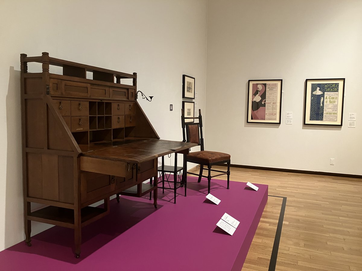 ❄#ビアズリー展　好評開催中❄
展覧会ではビアズリー以外にもミュシャやモローによる作品や当時の家具等も展示しています✨19世紀の空気を感じられる作品の数々、お見逃しなく！