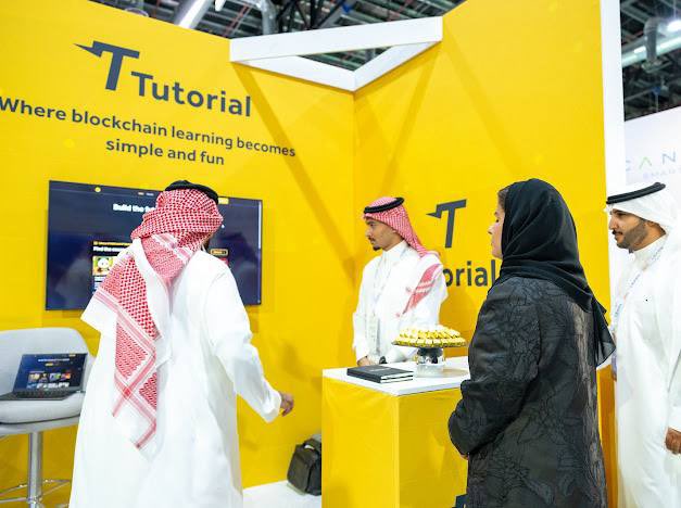 Abrlien's tweet image. End of 2025👇

Proud to personally with Tutorial built on @BNBCHAIN explain the #BNB ecosystem in Saudi Arabia 

As a community contributor presenting BNB’s real impact to government officials and university leaders

BNB is community in action
Thanks to the event sponsor @binance