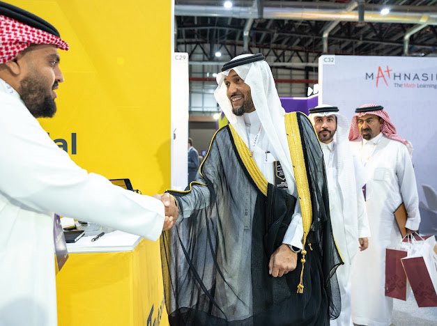 Abrlien's tweet image. End of 2025👇

Proud to personally with Tutorial built on @BNBCHAIN explain the #BNB ecosystem in Saudi Arabia 

As a community contributor presenting BNB’s real impact to government officials and university leaders

BNB is community in action
Thanks to the event sponsor @binance