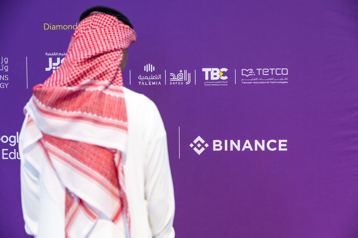 Abrlien's tweet image. End of 2025👇

Proud to personally with Tutorial built on @BNBCHAIN explain the #BNB ecosystem in Saudi Arabia 

As a community contributor presenting BNB’s real impact to government officials and university leaders

BNB is community in action
Thanks to the event sponsor @binance