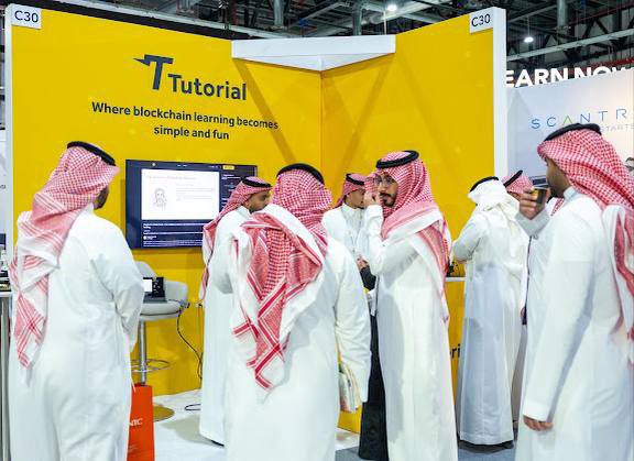 Abrlien's tweet image. End of 2025👇

Proud to personally with Tutorial built on @BNBCHAIN explain the #BNB ecosystem in Saudi Arabia 

As a community contributor presenting BNB’s real impact to government officials and university leaders

BNB is community in action
Thanks to the event sponsor @binance