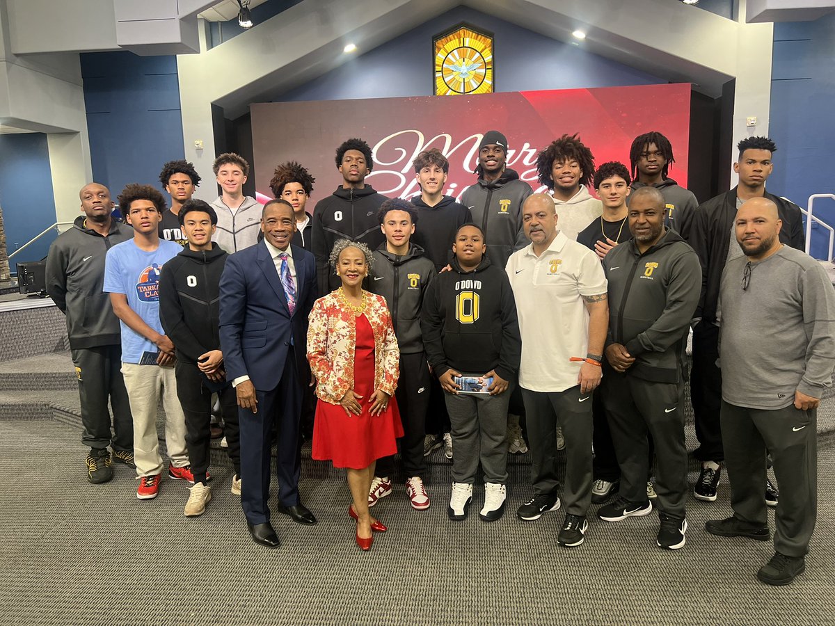 LR40's tweet image. While in Las Vegas, for the Tarkanian classic, ( @TarkClassic ) our team had the opportunity to grow in faith and community. Grateful for the opportunity to visit Mountain Top Faith Ministries and the amazing Pastor Clinton House. 
Basketball is the platform. 
Purpose is the…