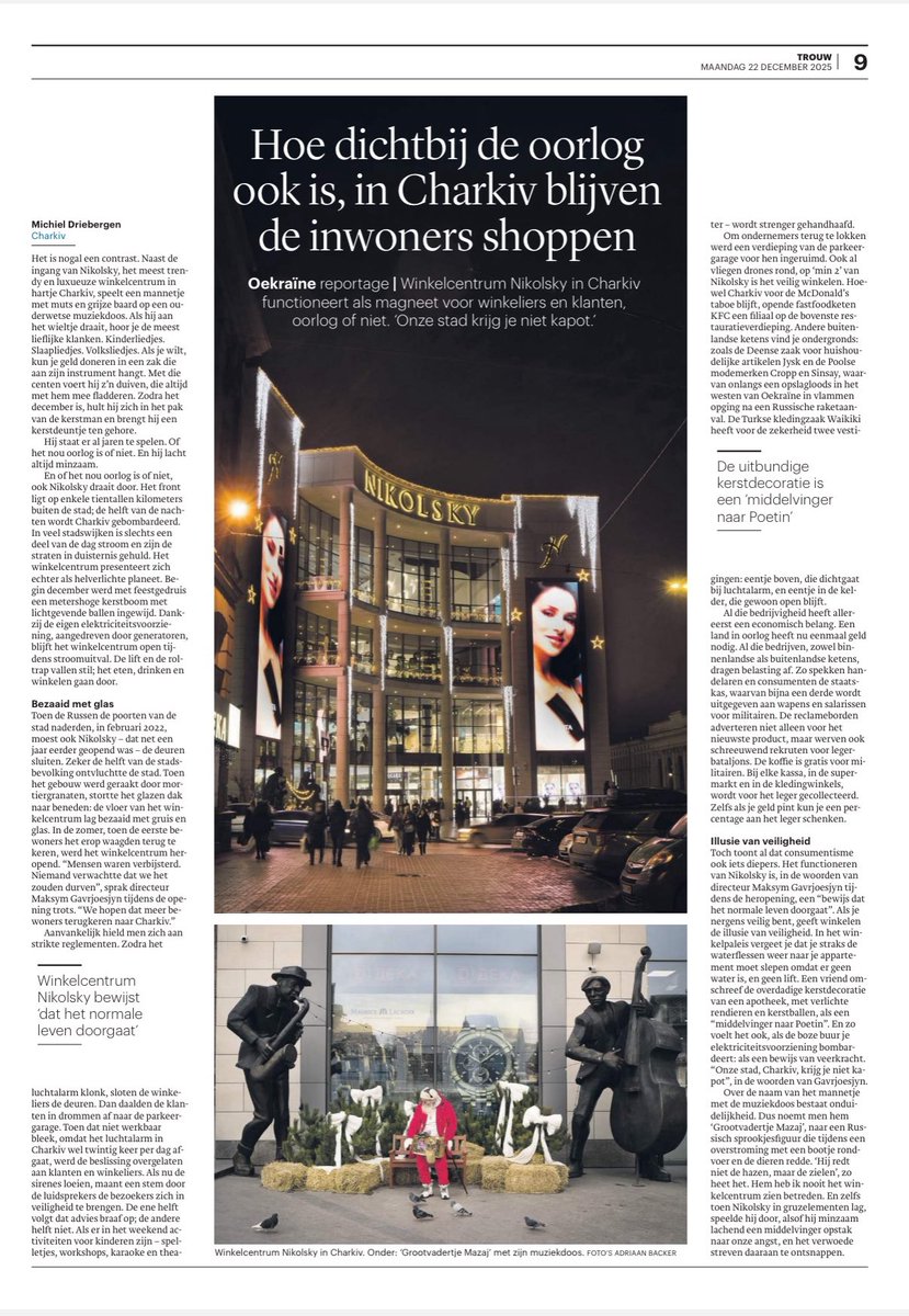 3Bergen's tweet image. In @trouw: ons verhaal over shopping mall Nikolsky in hartje #Kharkiv. Hoe winkelen troost biedt tijdens oorlog, terwijl ‘Grootvadertje Mazaj’ stoïcijns glimlachend zijn muziekdoosje draait.
Beeld: Adriaan Backer