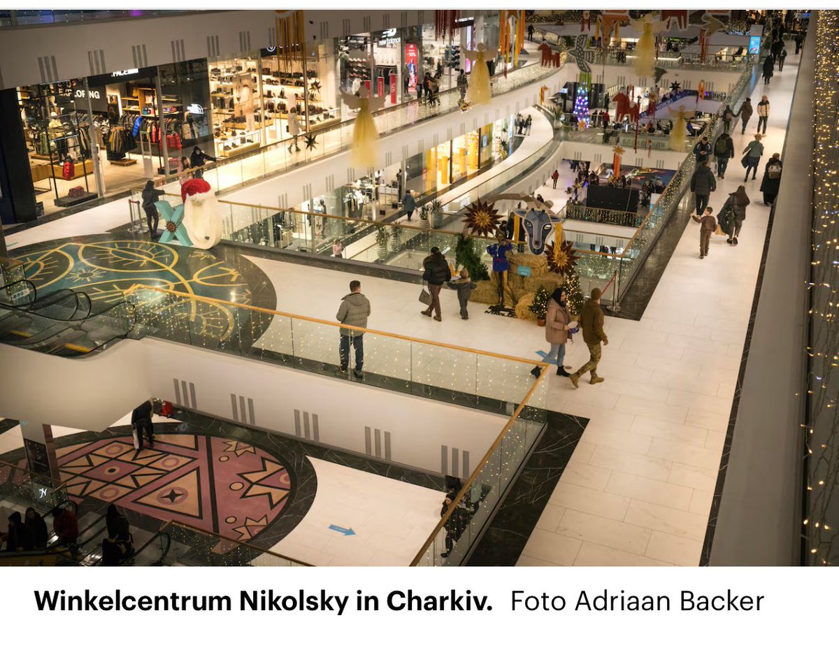 3Bergen's tweet image. In @trouw: ons verhaal over shopping mall Nikolsky in hartje #Kharkiv. Hoe winkelen troost biedt tijdens oorlog, terwijl ‘Grootvadertje Mazaj’ stoïcijns glimlachend zijn muziekdoosje draait.
Beeld: Adriaan Backer
