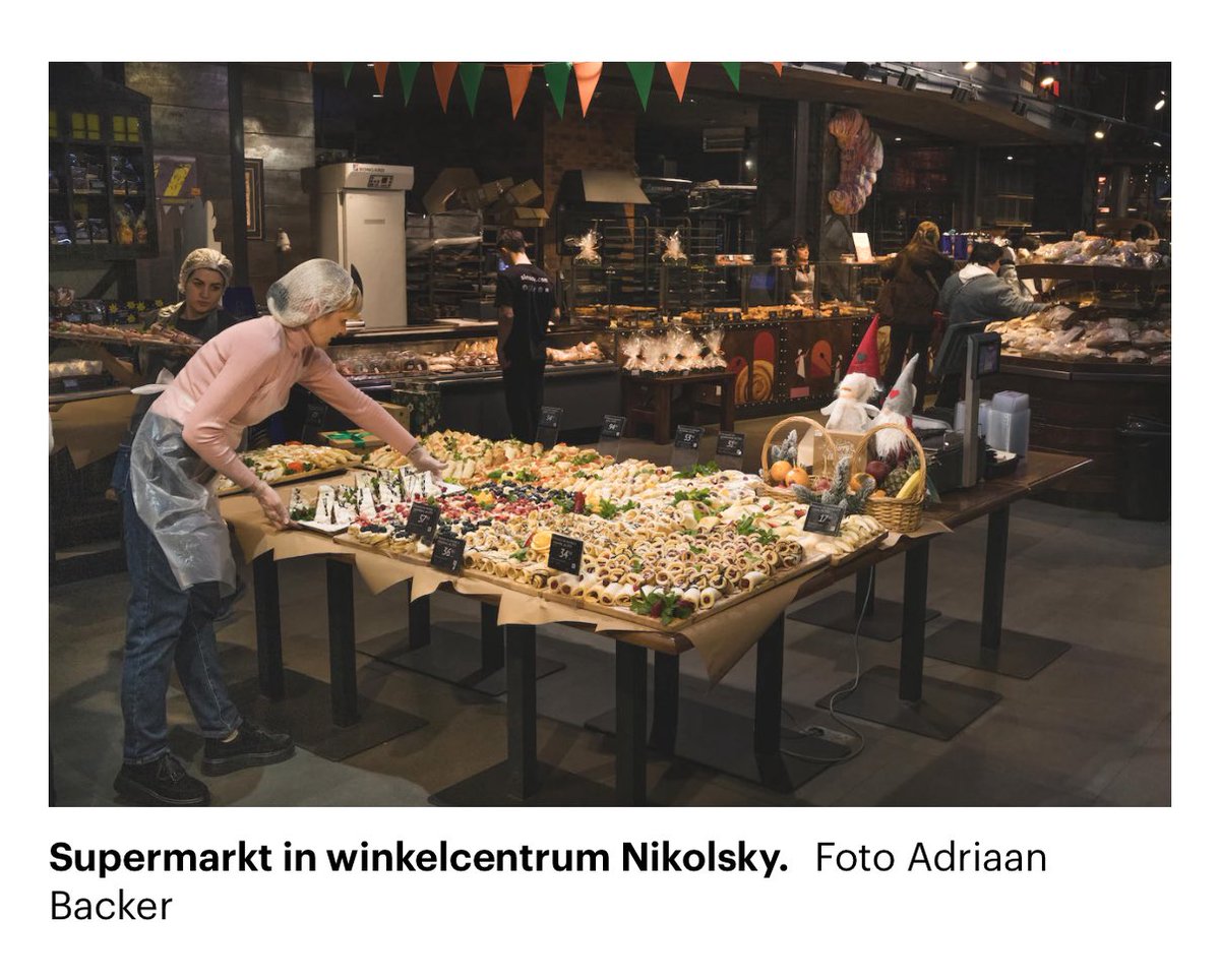 3Bergen's tweet image. In @trouw: ons verhaal over shopping mall Nikolsky in hartje #Kharkiv. Hoe winkelen troost biedt tijdens oorlog, terwijl ‘Grootvadertje Mazaj’ stoïcijns glimlachend zijn muziekdoosje draait.
Beeld: Adriaan Backer