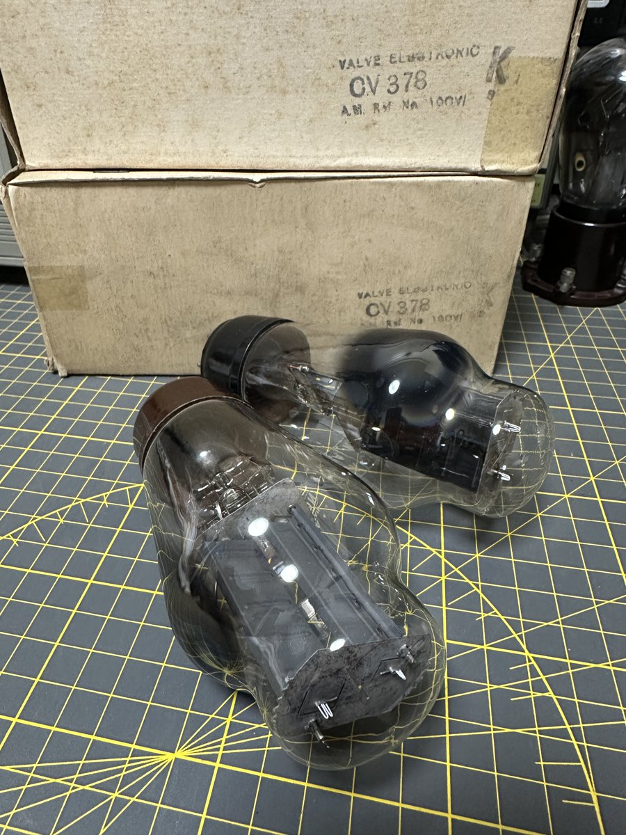 fieldofhagi's tweet photo. #真空管　
所謂CV378太管です。
CVナンバーを付けて軍用に納入されたCossor 53KU。
eBayで真空管が高騰している所為でヤフオクでも高いですが、私が買った頃は3K円ぐらいだった筈。 https://t.co/y27LJwImmx