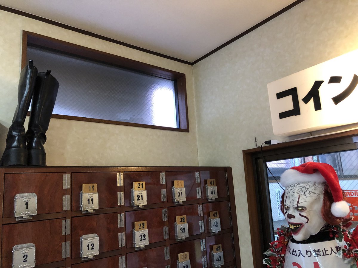 purinelamo's tweet image. 平和湯さん🕊️♨️ヘアスプレー無事回収🥹
ブーツの見張り番役な写真な🤡さん✨
ゆず湯とサウナ室の香りがミックスしてしあわせ🫠💛冷えてきたのでロビーで内気浴で落ちつき🥰2時間睡眠労働が一気に吹き飛びました🥹🥹🥹感謝です。ゆずほうじ茶ロウリュでのんびり下段🫠💛ありがとうございました🥰