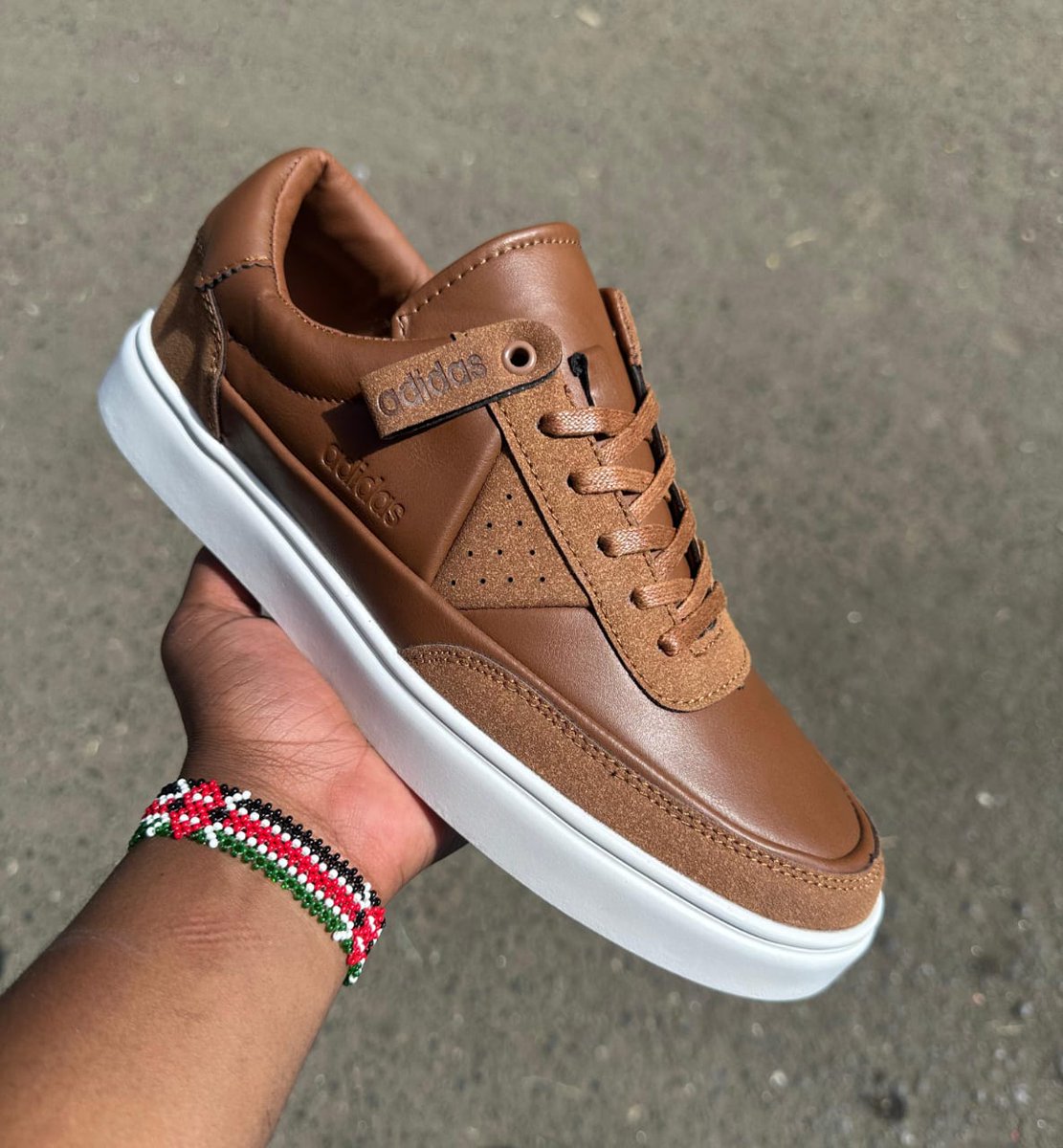 Fatizo_shawn's tweet photo. New designs 
Adidas casual 
Size 
40/41/42/43/44/45
Price : 3200
Boxed ✅
Top quality ✅
DM Open https://t.co/Ve7eDhgk9I