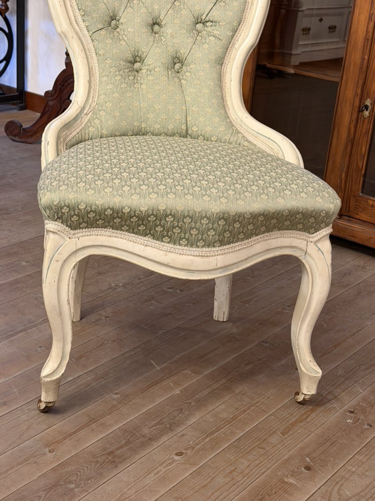 AMallcy's tweet image. Italian antique chair 🇮🇹
Hand-carved frame, green tufted upholstery, pure elegance.
Circa 1900–1930 • €290

Timeless accent for classic interiors. ✨
#AntiquesMallcy #ItalianAntique #AntiqueChair #TimelessStyle
