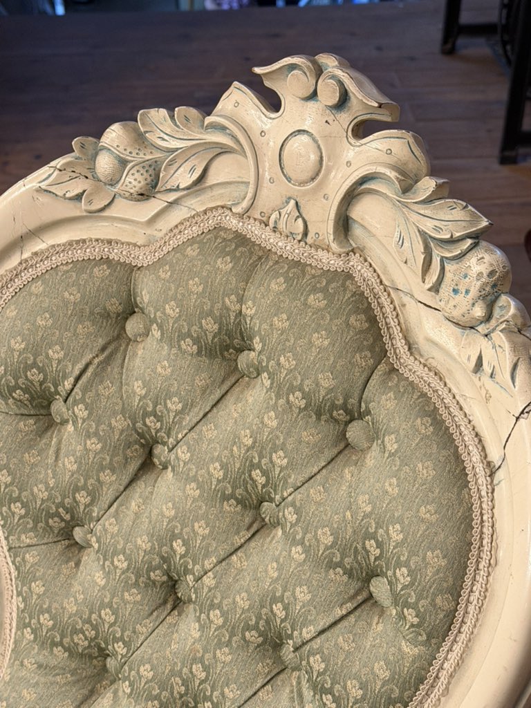 AMallcy's tweet image. Italian antique chair 🇮🇹
Hand-carved frame, green tufted upholstery, pure elegance.
Circa 1900–1930 • €290

Timeless accent for classic interiors. ✨
#AntiquesMallcy #ItalianAntique #AntiqueChair #TimelessStyle