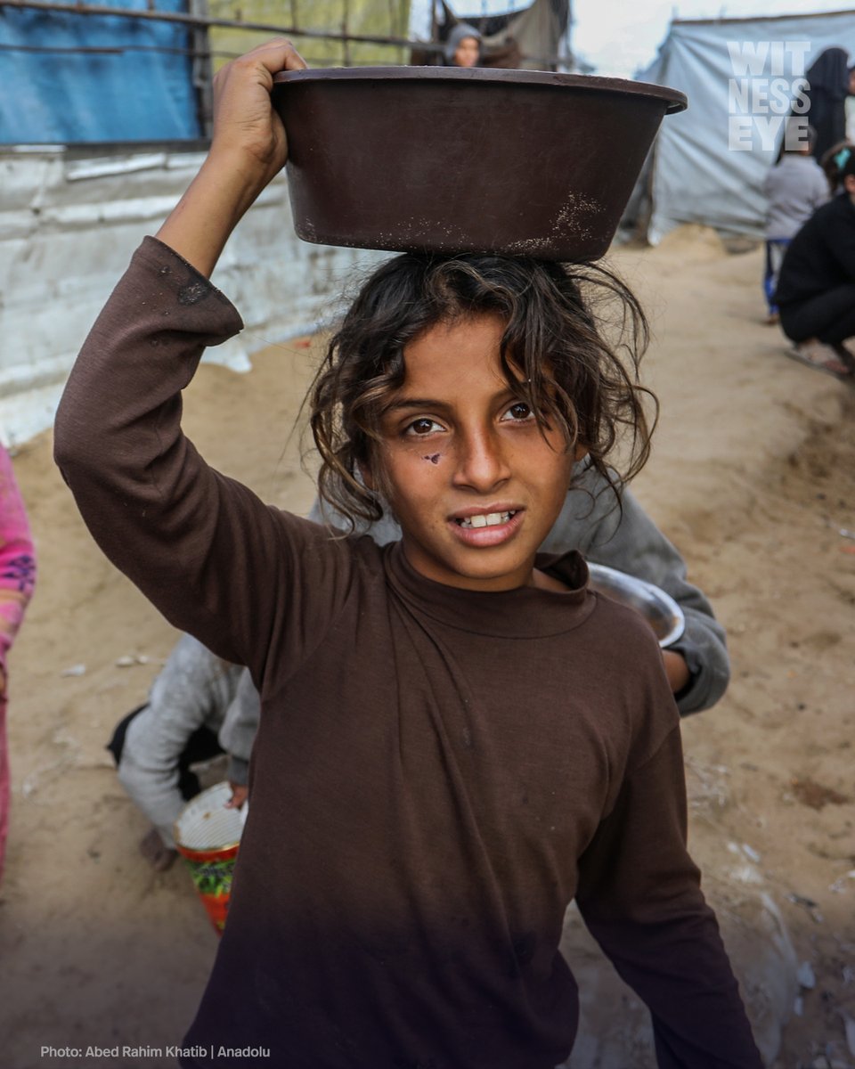 WitnessEye_Ch's tweet image. 🟡 Palestinians, who are struggling to access food, gather in order to receive hot meals distributed in Khan Yunis, Gaza. The food crisis in Gaza continues as Israel   allows only a limited amount of humanitarian aid to enter the city.
🗓️ 21.12.2025
📍 Khan Yunis, Gaza