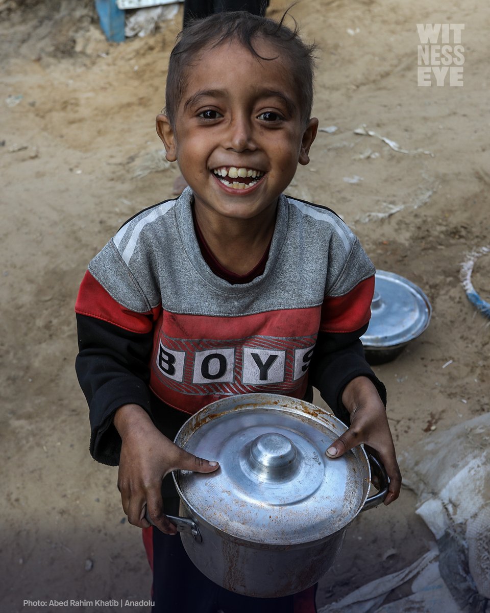 WitnessEye_Ch's tweet image. 🟡 Palestinians, who are struggling to access food, gather in order to receive hot meals distributed in Khan Yunis, Gaza. The food crisis in Gaza continues as Israel   allows only a limited amount of humanitarian aid to enter the city.
🗓️ 21.12.2025
📍 Khan Yunis, Gaza