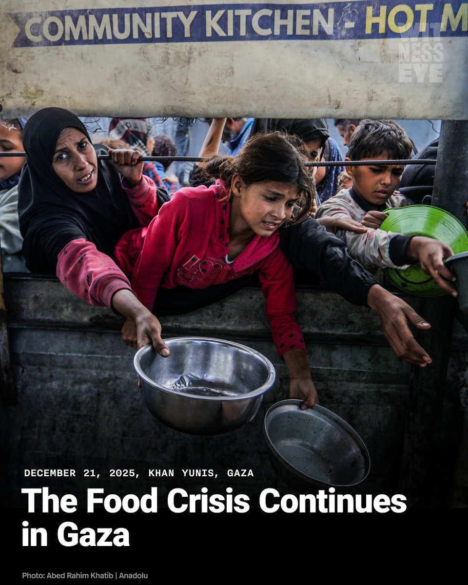 WitnessEye_Ch's tweet image. 🟡 Palestinians, who are struggling to access food, gather in order to receive hot meals distributed in Khan Yunis, Gaza. The food crisis in Gaza continues as Israel   allows only a limited amount of humanitarian aid to enter the city.
🗓️ 21.12.2025
📍 Khan Yunis, Gaza