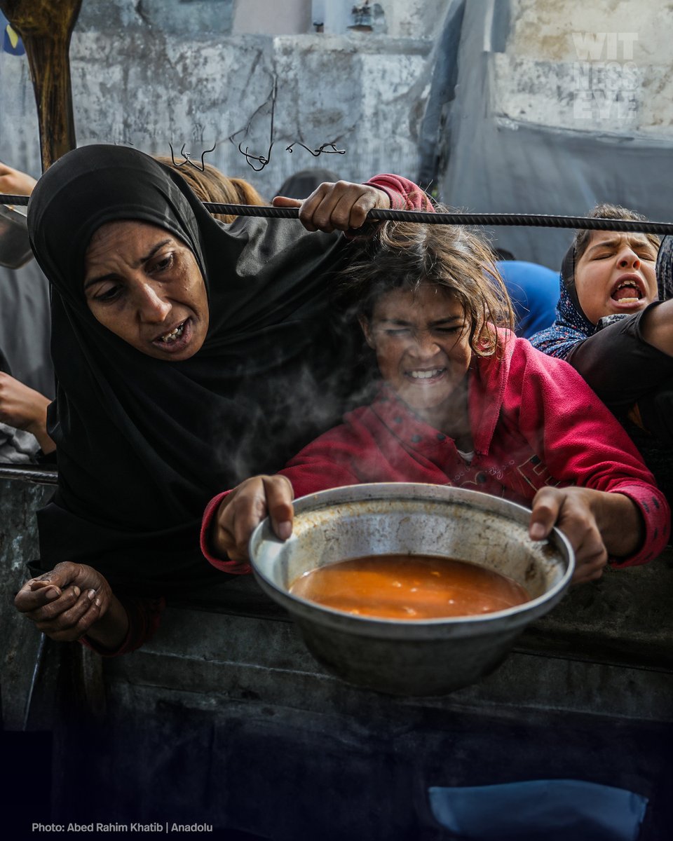 WitnessEye_Ch's tweet image. 🟡 Palestinians, who are struggling to access food, gather in order to receive hot meals distributed in Khan Yunis, Gaza. The food crisis in Gaza continues as Israel   allows only a limited amount of humanitarian aid to enter the city.
🗓️ 21.12.2025
📍 Khan Yunis, Gaza