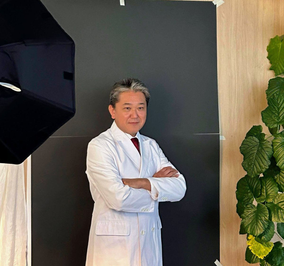 よしりん！ 今日の昼は、来年新しく出版する本の表紙の撮影です。今度は四毒抜き