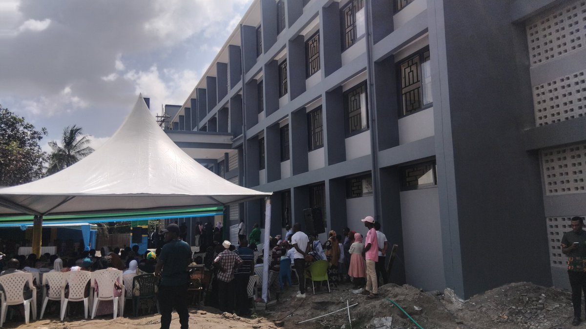 KacheukaJ's tweet photo. Huu ni mradi wa shule yasekondari ya ghorofa 3 iliyopo kata ya Kitunda jimbo la Kivule iliyoghalimu sh bl 4.
Wana jimbo la kivule tunasema asante mh Rais kwa mradi huu mkubwa na leo tar 22 mh naibu wazili tamisemi anakuja kukagua.@barakawamb @ccm_tanzania @SuluhuSamia https://t.co/BugyTvrmOh