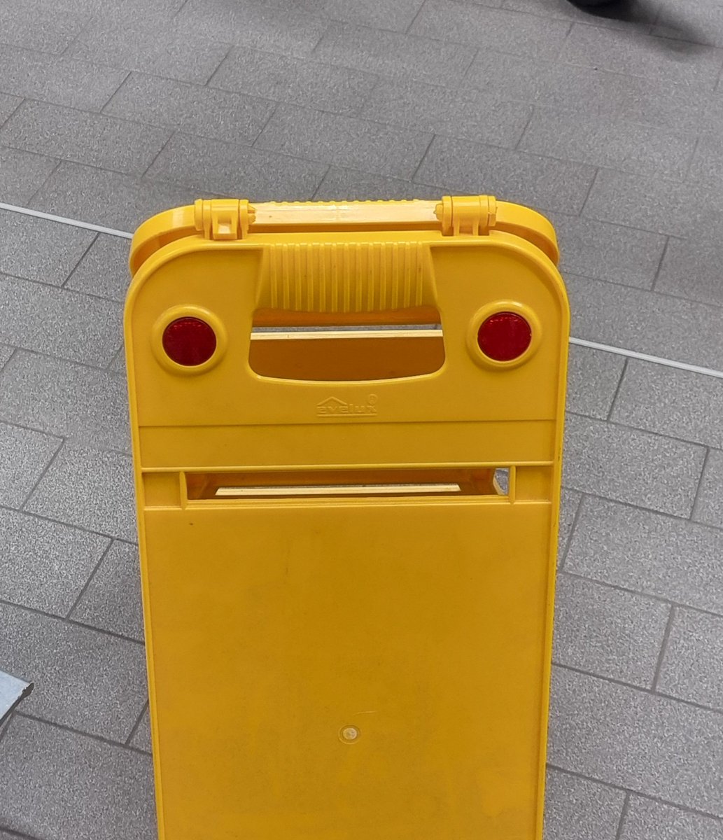 StanleyHH's tweet photo. Guten Morgen!
Überall Gesichter: Warnschild auf Helgoland. https://t.co/TXKQu4ahlE