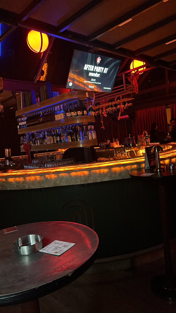 Sürekli kızlarla overpriced kokteyl içmeye çıktığımız ve ince topuklu ayakkabılarla eğlenmeye gittiğimiz Sex and the city evreninde yaşamak