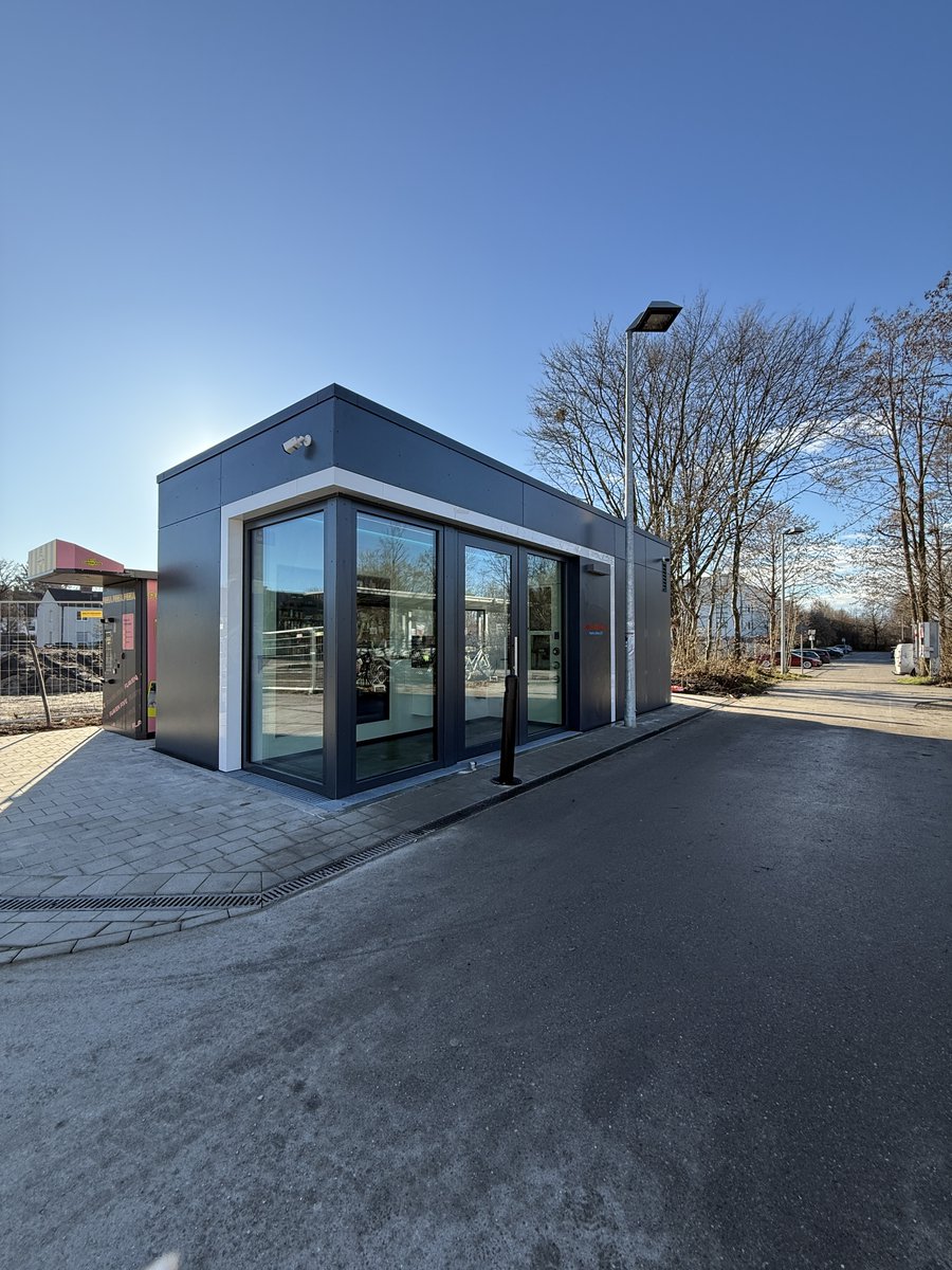 bkworldofficial's tweet image. 🚀 Now live in Munich Riem: the first SpaceStation by #bkworld for @DB_Bahn​. A fully automated, robotics-powered shop offering 24/7 food &amp;amp; essentials — contactless, fast, reliable. The future of convenience at mobility hubs. ✨

#spacestation #bkroboticshop #conveniencestore #db