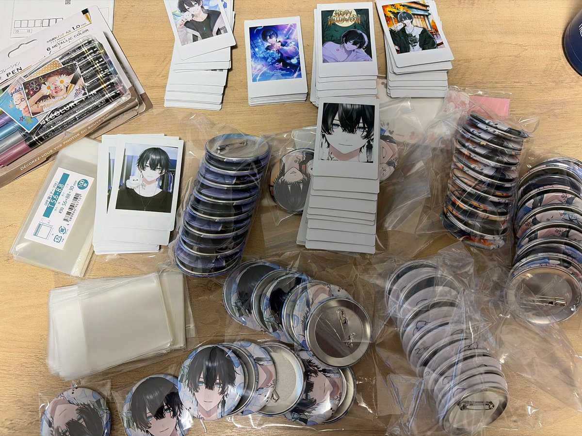 今からチェキにサイン書いて缶バッジとチェキを1個1個OPP袋に入れてく