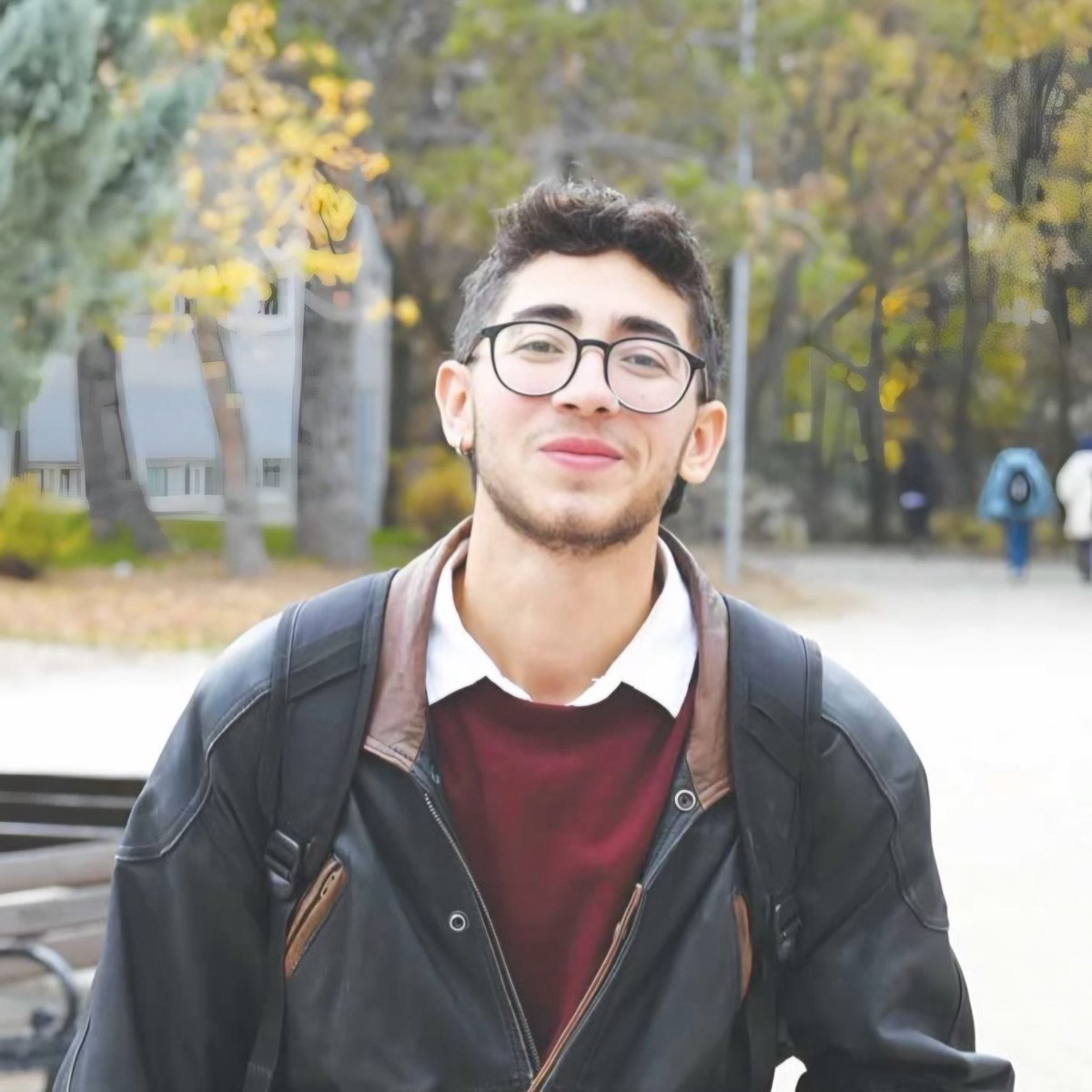 Ankara'da üniversite okurken çalışmak zorunda olan ve KYK yurdunda kalan MS hastası Tunahan Sezgin:

• Asansörler bozuk, yemekler kötü, sular sık sık kesiliyor.

• KPSS’den 90 puan aldım, bir dönem ambulans şoförlüğü yaptım.

• Yurtta havalandırması olmayan çok sıcak bir odaya