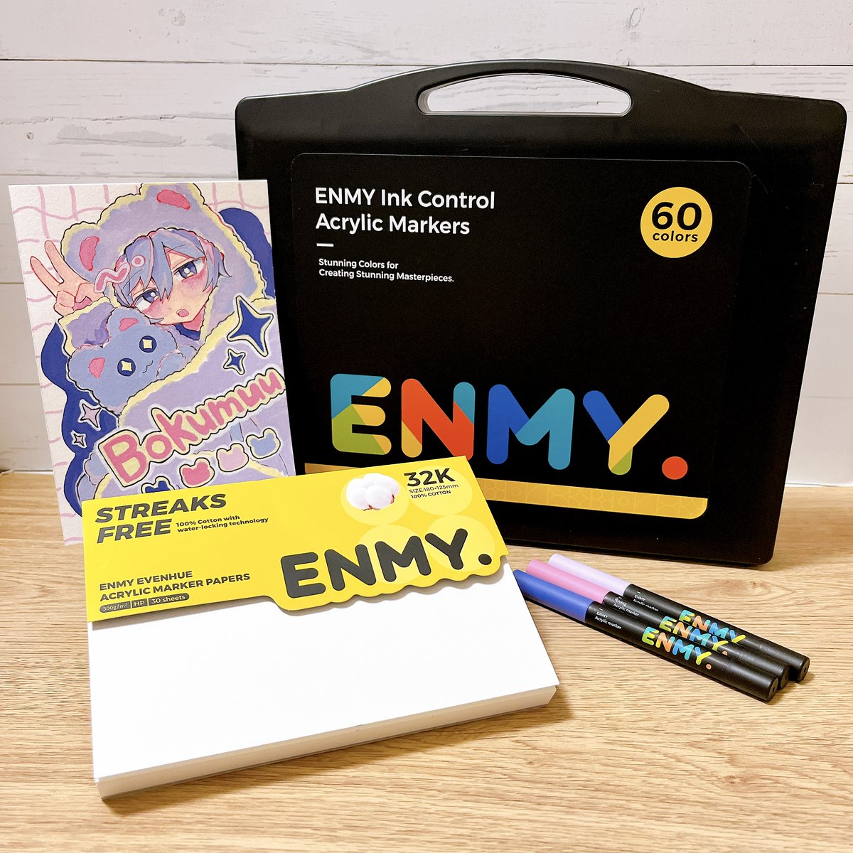 bokumuu_'s tweet photo. 【推し画材プレゼント企画🎁】

ENMYアクリルマーカー60色＋画用紙を1名様にプレゼント！

参加方法：フォロー＆この投稿をリポスト
応募締切：2026年1月4日まで
当選発表：2026年1月8日
（当選者様にはこちらのアカウントからDMをお送りします）

画材好きさんの応募待ってます🧸✨
#enmy #pr https://t.co/IC2hqizhAB