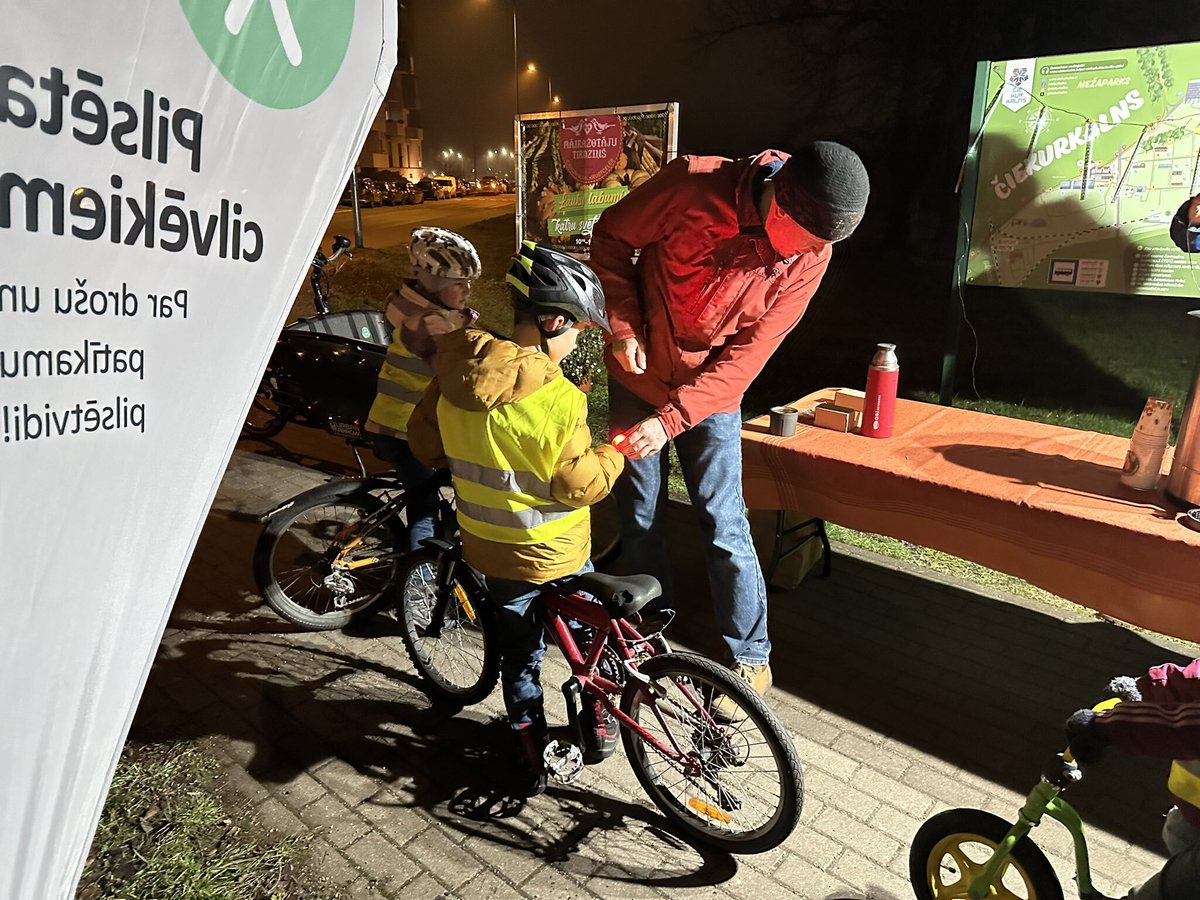 18. decembrī kopā ar Čiekurkalna attīstības biedrību un sadarbībā ar CSDD rīkojām velosipēdu lukturu dalīšanas akciju.

Akcijas laikā velobraucējiem dāvinājām velo lukturus, lai veicinātu drošu pārvietošanos diennakts tumšajā laikā.

Velosipēda apgaismojums ir būtisks gan paša
