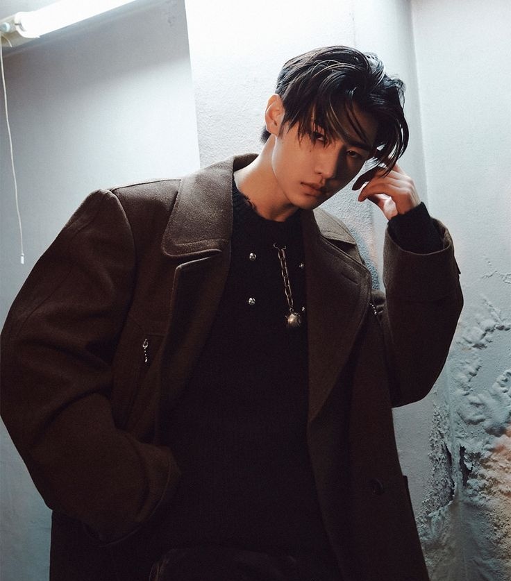 hoonsbbyy's tweet image. that gaze of sunghoon in this photo