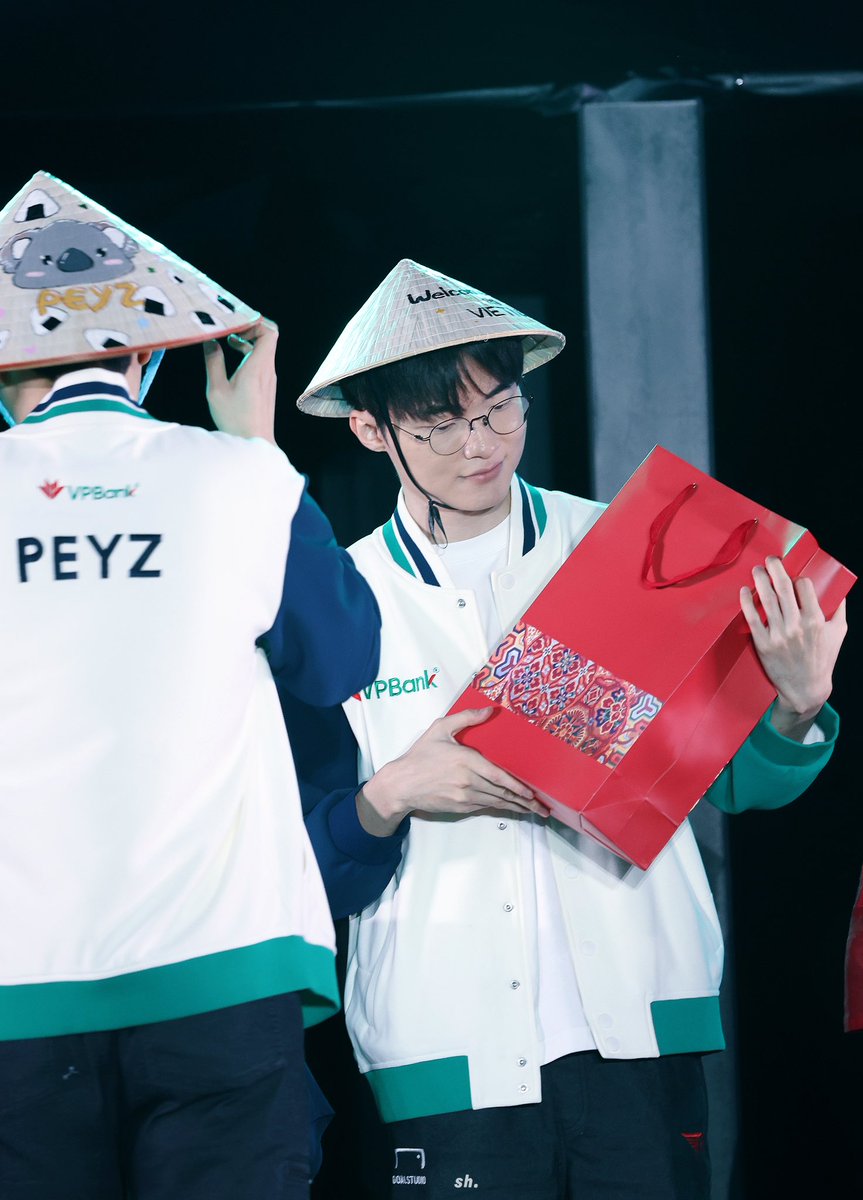 4shatteredheart's tweet photo. 251221 VPB Vietnam 
😼😽🫶🏻
#T1inVietnam #Faker https://t.co/LuYgJv6sga