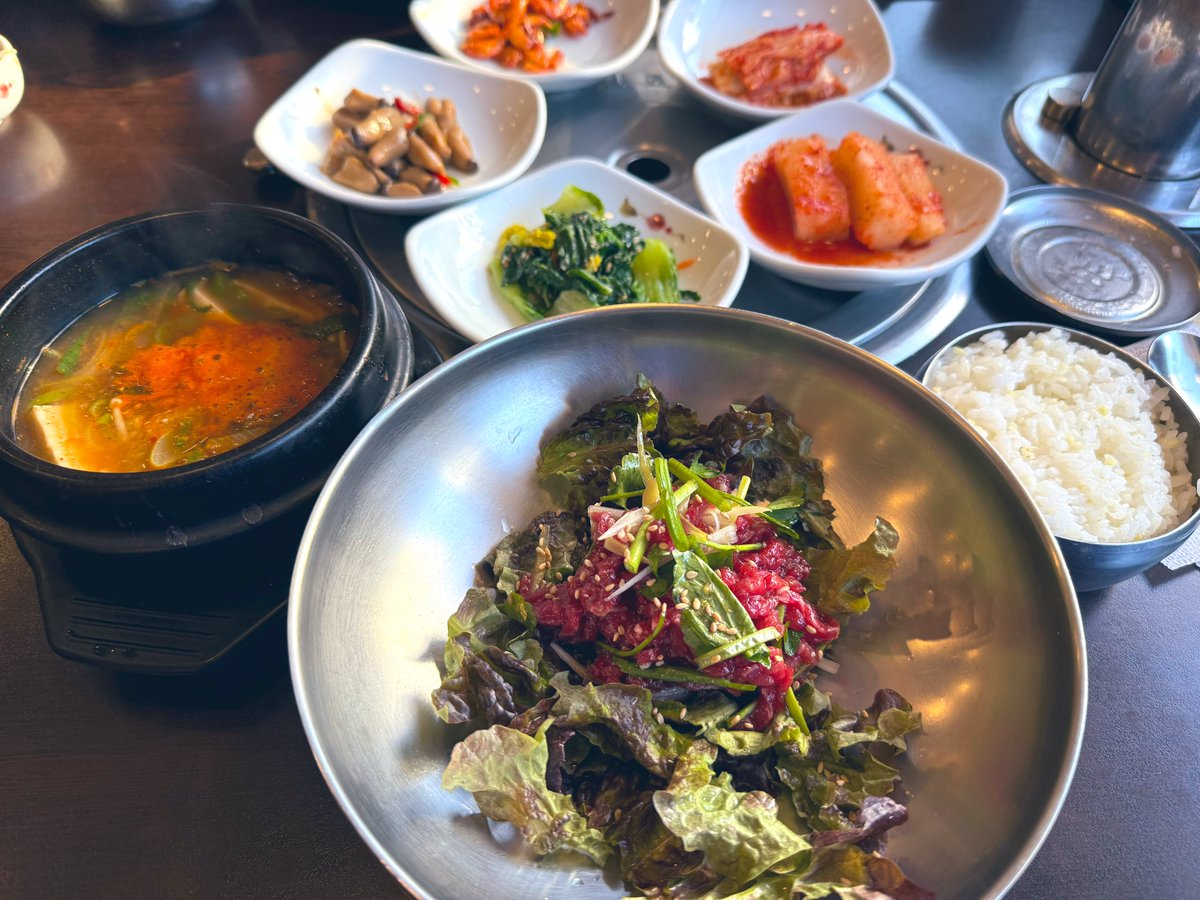 ひょくちゃんおごりのSJ会食したヨンチョンヨンファ（영천영화）🍖😁💙
サインは、入り口すぐの柱の一番上にあった！

youtu.be/o4Ll_D61c98?si…

instagram.com/p/DPBNxKjEiGW/…