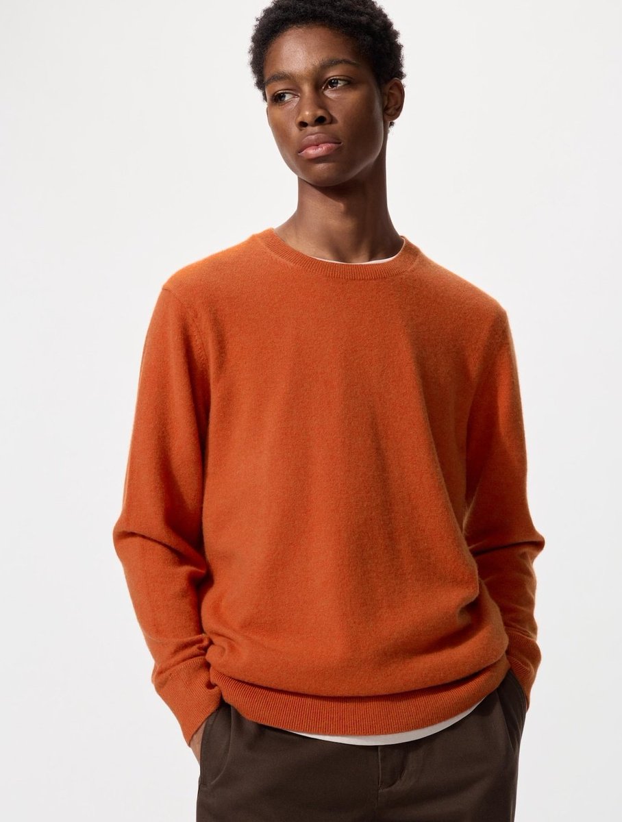 セール始まったからUNIQLOのカシミヤクルーネックニット(オレンジ)買い