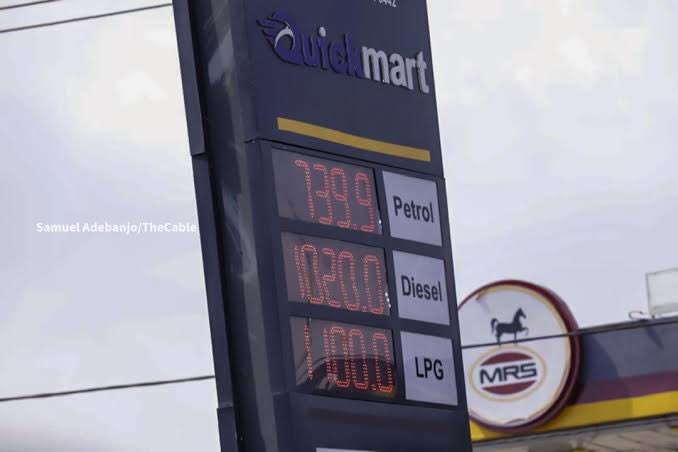 oritokemedia_1's tweet photo. JUST IN: Dangote Refinery has urged Nigerians to report any MRS Oil Nigeria Plc filling station charging more than the official ₦739 per litre for petrol. https://t.co/5CnLoacgKN