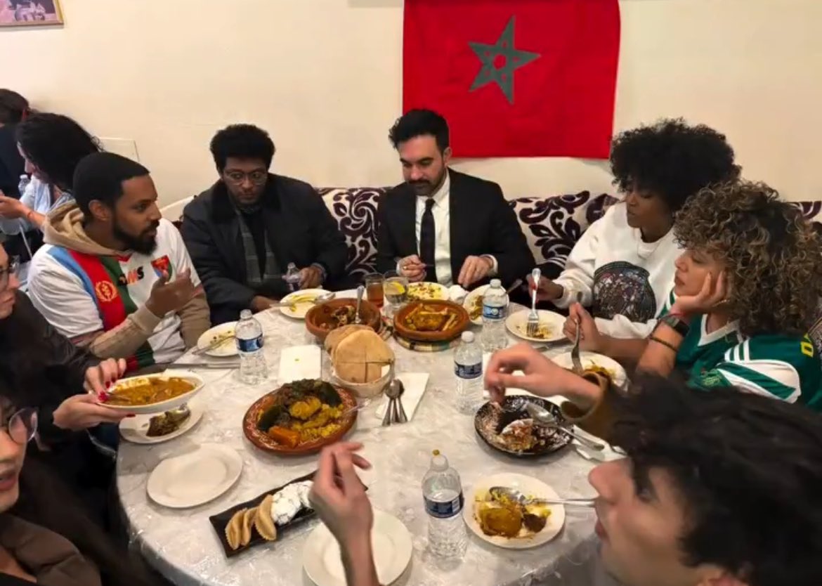 bendouromar's tweet image. Le maire-élu de New York a visionné le match d’ouverture de la CAN 🇲🇦 dans le restaurant marocain Dar El Bahja (Queens).