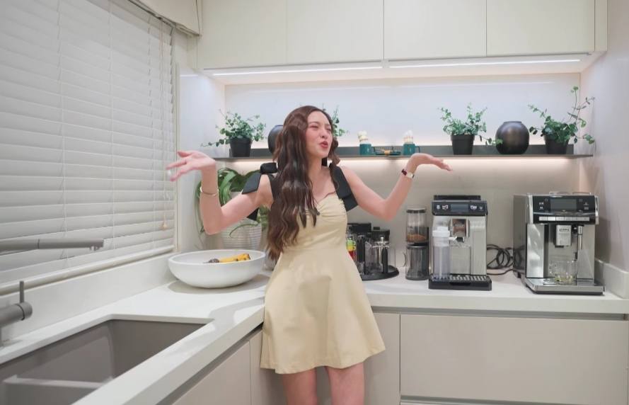 HARD WORK PAYS OFF! 💖

Ipinasilip ng aktres na si Kim Chiu sa kanyang latest vlog ang newly renovated kitchen at ilan pang parte ng kanyang bahay.

Ipinakita rin ng aktres ang kanyang collection ng tumblers at wine glasses sabay biro: “Let’s drink to that, because life is so